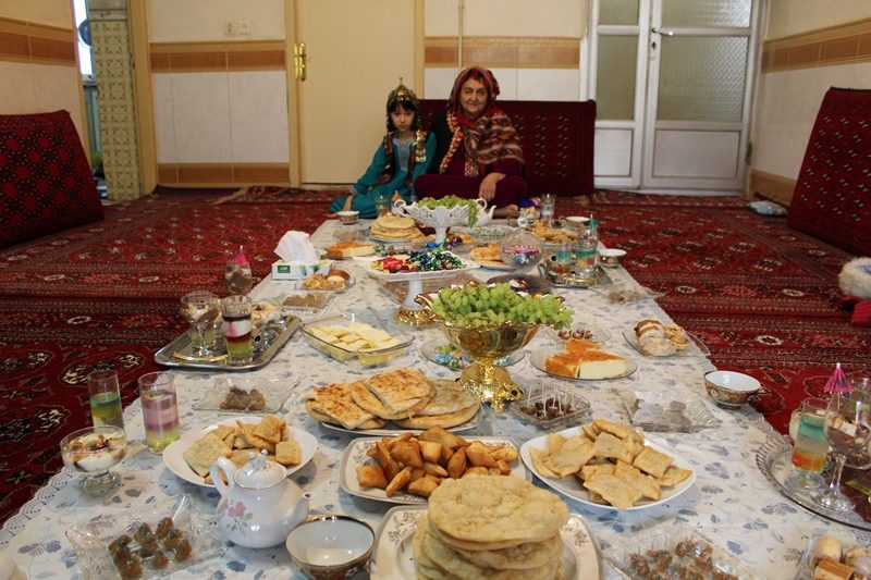 پخت شیرینی مخصوص عید فطر توسط زنان ترکمن / گزارش تصویری